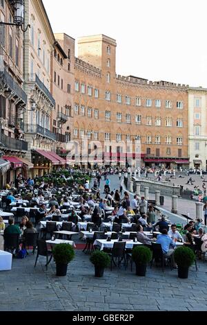 Restaurants, la Piazza del Campo, carré, Sienne, Toscane, Italie Banque D'Images