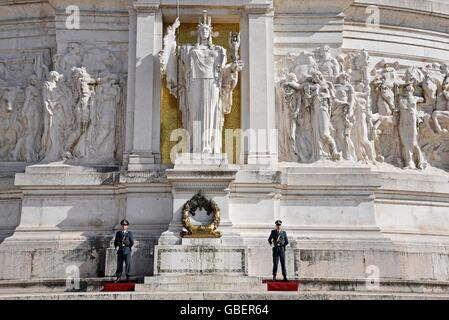 Garde d'honneur, les gardes, Tombe du Soldat inconnu, tombeau, soldat, Vittorio Emanuele II, National Memorial, Memorial, Piazza Venezia, square, Rome, Latium, Italie Banque D'Images