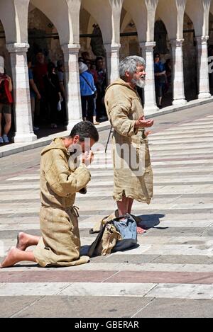 Les moines itinérants, la mendicité des moines, des moines, curés, San Francesco, basilique, église, assise, Province de Pérouse, Ombrie, Italie Banque D'Images