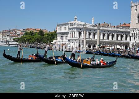 Les gondoles, les touristes, les gondoliers, Palazzo della Zecca, le Palazzo Ducale, le Palais des Doges, le palais, le Bacino di San Marco, Venise, Venise, Vénétie, Italie Banque D'Images