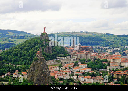 Vue sur le Puy-en-Velay, statue 'La Vierge Marie' sur rocher Corneille, la cathédrale, Saint Michel d'Aiguilhe Chapelle, Chemin de Saint Jacques, Département de la Haute-Loire, Auvergne, France / Cathédrale Notre-Dame du Puy Banque D'Images