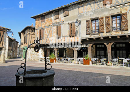 Bar et restaurant 'Les Arcades', place des Arcades, Castelnau de Montmiral, Gaillac, Tarn, Midi-Pyrénées, France Banque D'Images