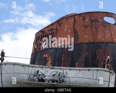 Un vieux navire à gauche les éléments couverts de graffitis Banque D'Images