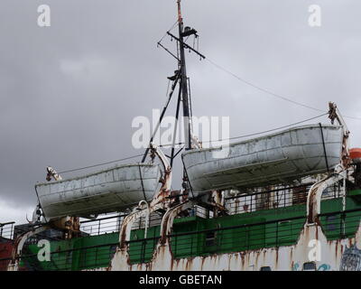 Les canots de sauvetage sur un vieux bateau qui a été laissée aux éléments. Banque D'Images