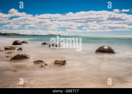 Une longue exposition image de Moeraki Boulders située le long d'un tronçon de la Koekohe plage sur la côte d'Otago coupé de la Nouvelle-Zélande Banque D'Images