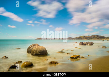 Une longue exposition image de Moeraki Boulders située le long d'un tronçon de la Koekohe plage sur la côte d'Otago coupé de la Nouvelle-Zélande Banque D'Images