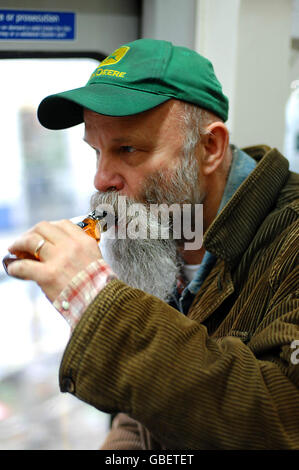 Seasick Steve, nominé aux Brit Awards, prend un verre dans le tube en route pour busk dans la station de métro Earls court avant la cérémonie de ce soir. Banque D'Images