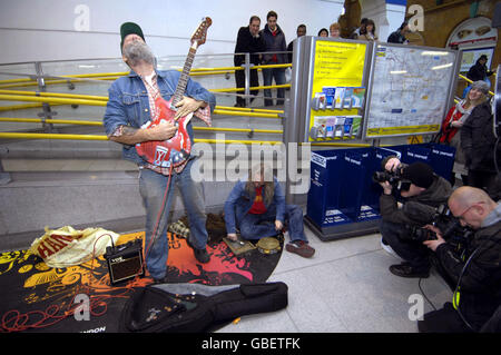 Seick Steve Busking - Londres.Le candidat aux Brit Awards Seasick Steve Bucks dans la station de métro Earls court avant la cérémonie de ce soir. Banque D'Images