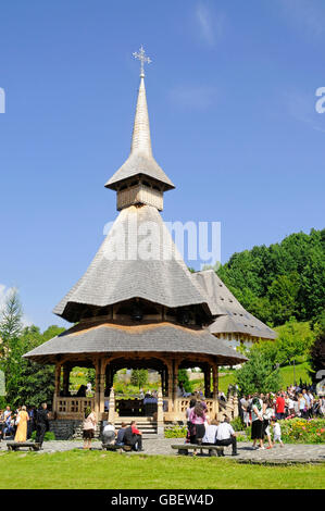 Église en bois, les visiteurs, Barsana, monastère, Maramures, Roumanie Banque D'Images