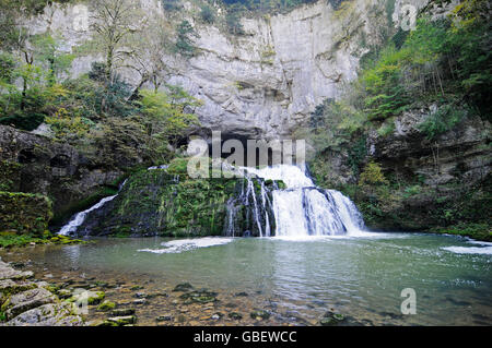 Source du Lison, Karst printemps river Lison, Nans-sous-Sainte-Anne, Doubs, Franche-Comte, France Banque D'Images