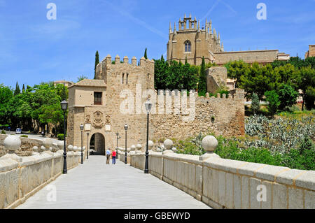 Puente de San Martin, arch pont sur le Tage, Tolède, Castille-La Manche, Espagne / Castille la Manche Banque D'Images