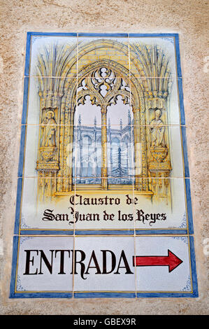 L'église San Juan de los Reyes, carreaux espagnols, des azulejos, panneau d'entrée, Toledo, Castille-La Manche, Espagne Banque D'Images