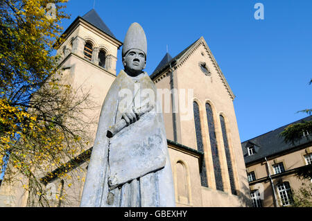 Statue de Saint Willibrord, moine, le frère, l'église de Saint Pierre et Paul, Echternach, Luxembourg Banque D'Images