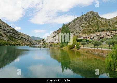 Noguera Ribagorzana, réservoir, rivière, village de Sopeira, Pyrénées, Aragon, Espagne Banque D'Images