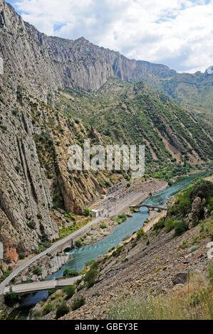 La province de Noguera Ribagorzana, escales, Rivière, village de Sopeira, Pyrénées, Aragon, Espagne Banque D'Images