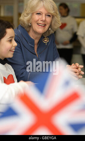 La duchesse de Cornwall parle à l'élève de l'école royale Olivia Carpenter, 5 ans, lors d'une visite à l'école royale de Hampstead, Londres, pour rencontrer le personnel et les élèves qui participent à une « Big Bone Walk » pour recueillir des fonds pour la National Ostéoporose Society. Banque D'Images