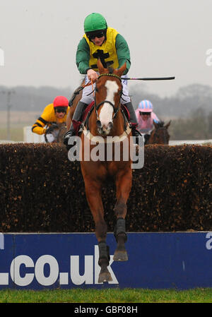 Bearneen Boy monté par Jamie Moore saute la dernière clôture Pour gagner le Racesponsors.co.uk handicap Chase Banque D'Images