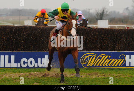 Bearneen Boy monté par Jamie Moore efface la dernière clôture Pour gagner le Racesponsors.co.uk handicap Chase Banque D'Images