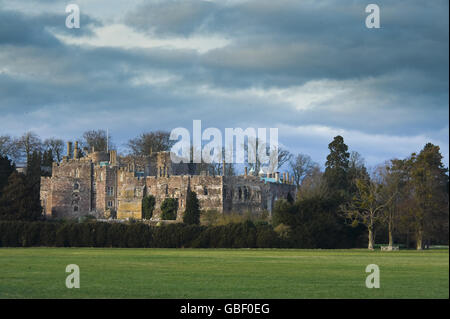 REMARQUE : FILTRE POLARISANT ET FILTRE DE DENSITÉ NEUTRE GRADUÉ UTILISÉS PENDANT LA CAPTURE ET LE TRAITEMENT EN CONSÉQUENCE UNE vue générale de Berkeley Château Banque D'Images