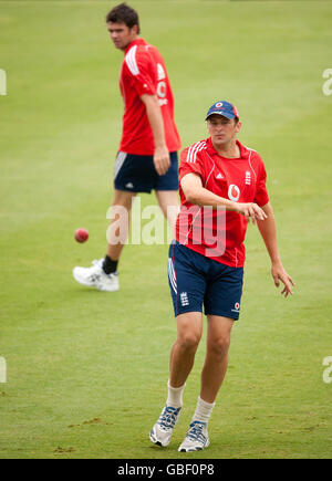 Cricket - session Angleterre nets - deuxième jour - Kensington Oval.Steve Harmison et James Anderson, en Angleterre, lors d'une session de filets à Kensington Oval, Bridgetown, à la Barbade. Banque D'Images