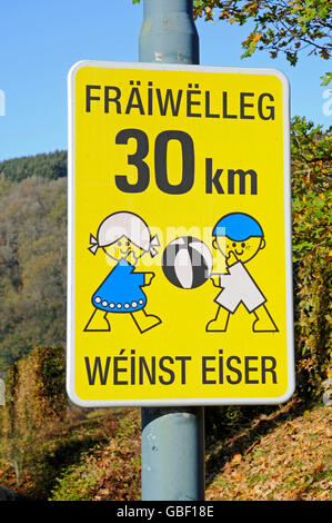 Prendre soin d'enfants qui jouent, conduire lentement, signe, Luxembourg Banque D'Images