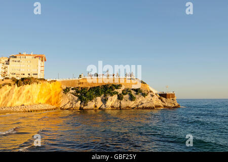 Playa de Mal Pas Mal Pas,, plage, Balcon de la Méditerranée, pont d'observation, lumière du soir, Benidorm, Costa Blanca, Province d'Alicante, Espagne, Europe Banque D'Images