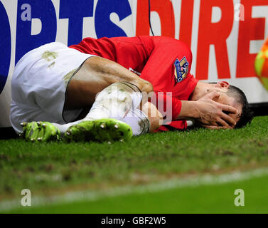 Cristiano Ronaldo de Manchester United tient son visage après un match de la Barclays Premier League à St James' Park, Newcastle. Banque D'Images