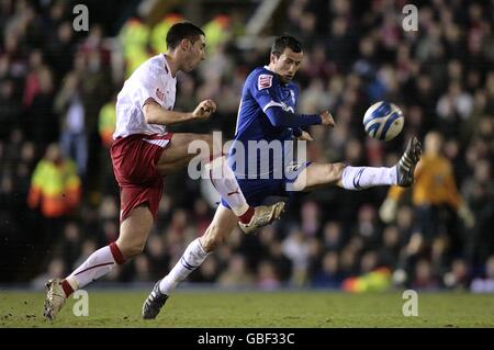 Keith Fahey de Birmingham City (à droite) fait tomber le ballon La pression de Bradley Orr de Bristol City Banque D'Images