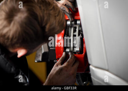 Plaquettes de frein de performance étant posée sur Porsche Banque D'Images