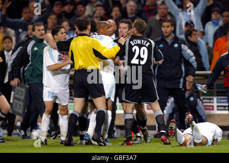 Les joueurs de l'Olympique Marseille s'affrontent jusqu'à Lee Bowyer de Newcastle United (no29) Après son attaque sur Sylvain n'Diaye (au sol) Banque D'Images