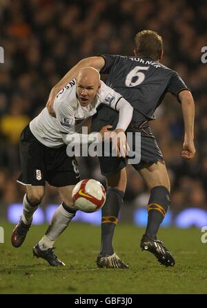 Andrew Johnson de Fulham (à gauche) et Michael Turner de Hull City (à droite) en action Banque D'Images