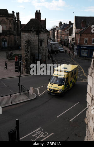 Yorkshire Ambulance Service d'appel d'urgence sur véhicule Banque D'Images