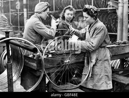 Les femmes qui travaillent - Hercules Cycle fonctionne - Aston, Birmingham - 1947 Banque D'Images