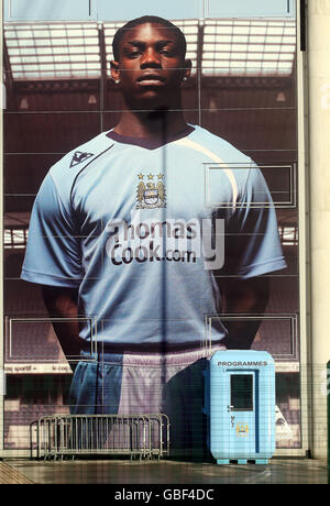 Football - Barclays Premier League - Manchester City - City of Manchester Stadium.Affiche géante de Micah Richards à l'extérieur d'Eastlands, stade du club de football de Manchester City Banque D'Images