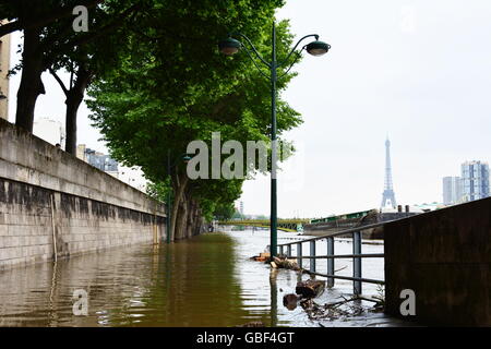 L'inondation de Paris en 2016 avec street sous l'eau, de barges sur la Seine et la Tour Eiffel en arrière-plan Banque D'Images