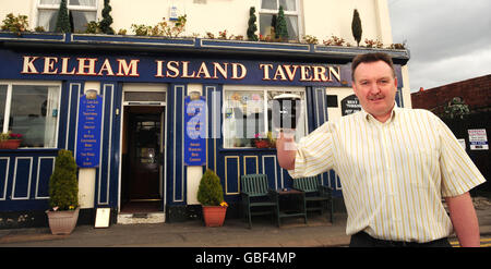 Trevor Wraith, propriétaire de la Kelham Island Tavern à Sheffield, qui a été durement touchée par les inondations dévastatrices de 2007, mais a été nommée aujourd'hui comme la campagne pour le pub de l'année de Real Ale. Banque D'Images