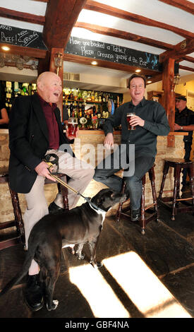 Le chef du Parti conservateur David Cameron (à droite) s'entretient avec Gywn Osborne (à gauche) dans le Tite Inn, Chadlington, lors d'une visite dans sa circonscription. Banque D'Images