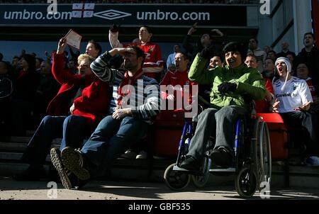 Football - Coca-Cola football League Championship - Nottingham Forest v Derby County - City Ground. Les fans réagissent au match dans les tribunes Banque D'Images
