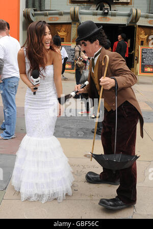 Myleene Klass essaie ses techniques d'entrevue avec un looklookas Charlie Chaplin au Grauman's Chinese Theatre de Los Angeles, après avoir annoncé qu'elle sera l'hôte du programme de cinéma international de CNN « The screening Room » lors des Academy Awards de cette année. Banque D'Images