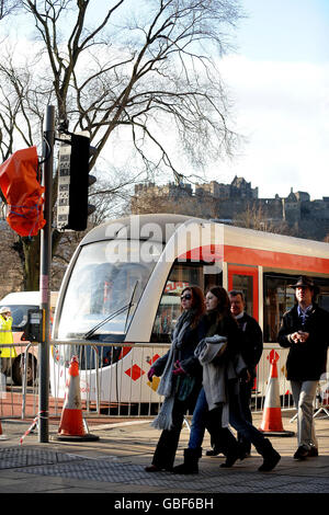 Une maquette de tramways d'Édimbourg a été exposée devant Jenners, sur Princes Street, à Édimbourg, où les membres du public pourront visiter demain pour se faire une idée du futur système de tramway dans le centre-ville de la capitale. Banque D'Images