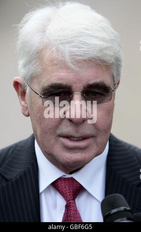 Max Clifford parle aux médias après le mariage de Jade Goody et Jack Tweed au Down Hall Country House Hotel près de Hatfield Heath, Essex. Banque D'Images