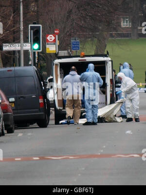 Une équipe de police judiciaire sur les lieux d'une fusillade sur Barry Road, dans le sud-est de Londres. Banque D'Images