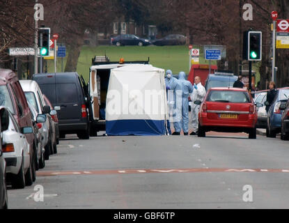 Une équipe de police judiciaire sur les lieux d'une fusillade sur Barry Road, dans le sud-est de Londres. Banque D'Images