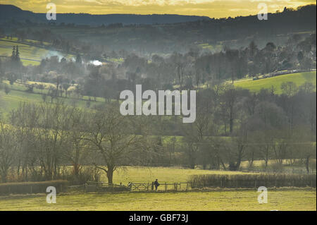 NOTE - FILTRE POLARISANT ET FILTRE DE DENSITÉ NEUTRE GRADUÉ UTILISÉ PENDANT LA CAPTURE ET TRAITÉ EN CONSÉQUENCE le soleil descend sur les champs et la colline dans Gloucestershire après un relativement chaud et printemps comme jour. Banque D'Images