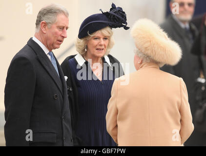 (De gauche à droite) le prince de Galles, la duchesse de Cornouailles et la reine Elizabeth II de Grande-Bretagne lors du dévoilement d'un mémorial à la reine mère dans le centre commercial de Londres. Banque D'Images