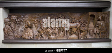 Une vue rapprochée de l'un des deux reliefs en bronze qui montrent que la Reine mère rend visite à des familles sans abri par des bombes pendant le Blitz, et appréciant les courses à Ascot. Les sculptures ont été retravaillées sur les côtés d'un mémorial à la Reine mère qui a été dévoilé aujourd'hui dans le Mall dans le centre de Londres. Banque D'Images