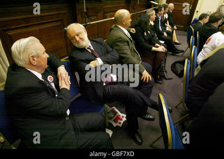 Le député Frank Dobson (deuxième à gauche) assiste à un rassemblement organisé dans le cadre de la campagne de l'UCF contre la privatisation du Royal Mail, qui s'invente dans le Methodist Central Hall de Westminster, dans le centre de Londres. Banque D'Images