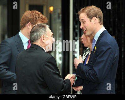 Le prince William, en Grande-Bretagne, tremble la main avec John Dauth, haut-commissaire de l'Australie, après que lui et le prince Harry aient signé le livre de condoléances aux victimes des feux de brousse en Australie, à l'Australia House, dans le centre de Londres. Banque D'Images