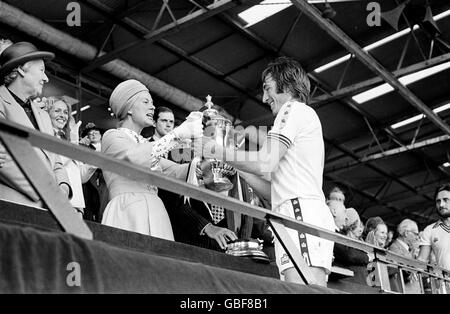 HRH la duchesse de Kent présente la coupe FA au capitaine gagnant, Billy Bonds de West Ham United Banque D'Images