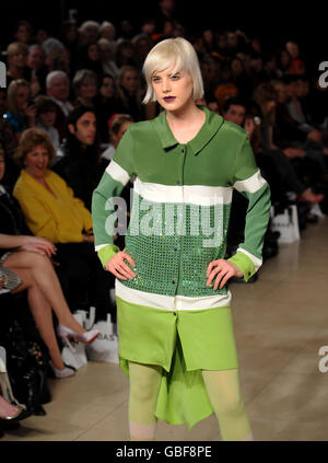 Agyness Deyn porte une création du designer Henry Holland, dans le cadre de la London Fashion week automne 2009, qui s'est tenue à Quaglino's, Londres. Banque D'Images